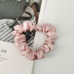 Scrunchies - Rosa hårstrikk i silke